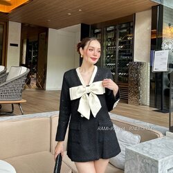 Label :: RAMI-PAPHA(รมิปภา) เดรสสีดำเนื้อผ้าทวีตผสมวิ๊ง ด้านหน้าแต่งโบว์สวยหรูโดดเด่น โทนสีตัดกันได้ผู้ดีมากคะ กระดุมแกะใช้งานได้จริง ไหล่เสริมฟองน้ำเล็กน้อย ทรงใส่สบายๆ มีกระเป๋าใช้งานได้จริง ซับในอย่างดีทั้งตัว #เสื้อผ้าแฟชั่น #แฟชั่น #ชุดเซต #งานป้าย #