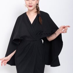 MiRRoRSiSTER's M.CLaSSy DReSS•• เดรสทรงสวยอลัง หรูหรา..!! ช่วงบนเป็นทรงค้างค้างปล่อยๆ คอวีอกไขว้ ช่วงล่างเป็นกระโปรงทรงสวยมาก จับdrapผ่าแหวกด้านหน้า เนื้อผ้าดีมาก ใครใส่ก็โดนเด่น สวยตะโกนทุกงาน