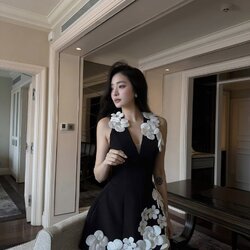 เดรสสีดำแขนกุดคอวีแต่งดีเทลด้วยดอกไม้เพชรสีขาวดอกเล็กใหญ่สลับกันที่บ่ากระโปรงสวยหรูมาก ช่วงอกมีฟองน้ำเสริมทรงดีเทลชุดเข้ารูปช่วงปลายบานเล็กน้อยงานผ้าดีมีซับและซิปด้านหลัง