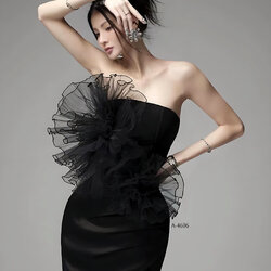 Minidress เกาะอกสีดำดีไซน์สุดหรู แต่งดอกไม้ใหญ่ด้านหน้า 2ดอกฟูๆ ผ้าอัดกาวอยู่ทรง มีฟองน้ำ ซับในอย่างดี ซิบหลังสวมใส่ง่าย สีดำสุดหรูหรา ใส่ออกงาน ใส่ไปปาร์ตี้แบบปังๆ ราคาสุดคุ้มช้าหมด #designforgirls #ชุดเดรสสั้น #เดรสไปคาเฟ่ #ชุ #ชุดเกาะอกสีดำ #ชุดไปปาร์ต