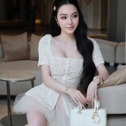 ชุดsetเสื้อแขนตุ๊กตา ผ้าลูกไม้ปักลายใบไม้ละเอียดหรู ด้านหน้าติดกระดุมตกแต่งเรียบหรู ด้านหลังมีดีเทลเชือกรูดผูก ช่วยปรับกระชับเข้ารูปสวย มาคู่กับกระโปรงทรงบานสั้น หลายชั้นฟูฟ่อง