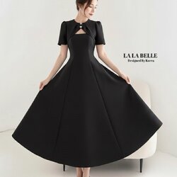 เดรสสีดำผ้าสูทรุ่นฮอตผ้าดีมากเข้าเพิ่มแล้วค่ะคอกลมแขนสั้นแต่งกระดุมช่วงคอด้านหน้าเหมือนคลุมไหล่เอวเข้าทรงตีเกล็ดหน้ากระโปรงยาวทรงสวยใช้ผ้าเยอะมากผ้าสูทอัดกาวอย่างดีงานละเอียด