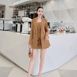 Brand : LV. Detail : Set 3ชิ้น เสื้อสูท+เสื้อกั๊ก+กระโปรง ลุคคเรียบหรูดูผู้ดี มีความเป็นCEOสาวท่านหนึ่ง ดีเทลเสื้อกั๊กทรงกระดุมหนา มาพร้อมเสื้อสูทยาว แม็ทกับกระโปรงเอวสูงซิบหลัง งานมีซับในอย่างดีทั้ง3ชิ้นนะคะ ใช้ผ้าสูทอัดกาว ผ้ามีความหนากำลังดี อยู่ทรงสวย