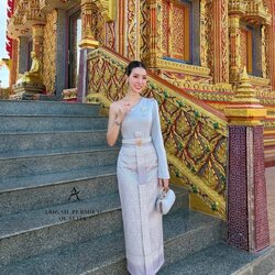 เสื้อ+กระโปรง+เข็มขัด+เข็มกลัด Set4ชิ้น สุดคุ้ม..เสื้อเปิดไหล่เฉียง แขนยาว หน้าอกเสริมฟองน้ำจัดทรงสวย ตกแต่งเข็มกลัดเพชรที่อก แมทมาคู่กับกระโปรงพิมพ์ลายแต่งทบคล้ายงานผ้าถุงสำเร็จ ผ่าหลังเพื่อสะดวกในการสวมใส่ เนื้อผ้าดี มีtexture งานมีซับใน สวมใส่แบบซิบด้า