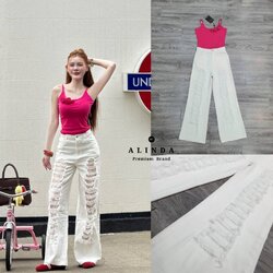 ชุดเซ็ท เสื้อสายเดี่ยวสีชมพู +เข็มกลัดเป็นดอกไม้ให้ 3 ชิ้นจ +กับกางเกงยีนส์สีขาว