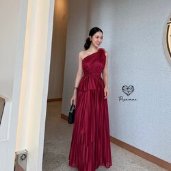 เดรสไหล่เดียวพลีตสีแดงตัวยาวใช้ผ้าเยอะมาก มาพร้อมเชือกเข้าเซ็ต ใส่สวยมากกกก ราคานี้มือต้องไวเลยค่า รุ่นนี้ใส่สวย เนื้อผ้าดีมากกกกกกก ห้ามพลาดเลยค่า #ชุดไปงานแต่ง #ชุดไปงาน #ชุดเพื่อนเจ้าสาว #ชุดเพื่อนเจ้าสาวราคาถูก #ชุดเพื่อนเจ้าสาวใส่เป็นธีม