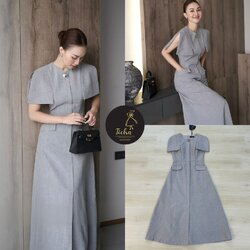 Maxi เดรสแขนกุดสีเทา คอกลม ดีเทลแต่งปกไหล่ ช่วงอกเสริมฟองน้ำ แต่งกระดุมเงินหนึ่งเม็คช่วงคอ อกเอวเข้ารูป ตัวกระโปรงบานออก แต่งผ่าหน้าเล็กน้อย กระเป๋าใช้งานได้จริง มีชับใน ซิปหลัง งานสวยเนื้อผ้าดี คัตติ๊งเป๊ะคะ