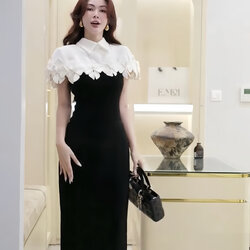 Set 2 ชิ้นสุดหรู เสื้อคลุม+เดรส เสื้อคลุมสีขาวดีเทลกลีบดอกไม้เรียงซ้อน เพิ่มมิติและความหวานอย่างมีระดับ แมตช์กับเดรสดำเข้ารูปทรงเรียบหรู เผยลุคผู้หญิงมีคลาส ดูแพงและสง่างามทุกองศา