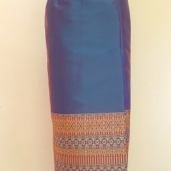 ผ้าถุงไหมสำเร็จรูป (สีน้ำเงินอมม่วง) งานตัดเย็บประณีต อัดผ้ากาวตามสีของผ้าถุง เนื้องานดีเกรด A (รอบเอว 28 นิ้ว)