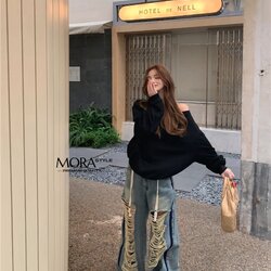 กางเกงยีนส์เอวสูงขากระบอกใหญ่ ทรงหลวม แต่งแถบด้านข้าง แต่งขาดตรงขา เท่มาก ช่วงเอวมีเชือกผูก ใส่แมทง่าย สายเท่ๆคูลๆแนะนำรุ่นนี้เลยค่าา