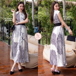 เดรสยาวแขนกุดคอปกกระดุมหน้า ดีไซส์พิมพ์ลายกราฟลิค สวยคมชัด เนื้อผ้าดีคัตติ๊งสวยมีซับในตัว มาพร้อมเข็มขัดสีดำคาดกลางใส่แล้วดูผอมเพรียวมากก