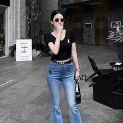 SET บอดี้สูท+กางเกงขายาว+เข็มขัด งานสีดำแขนสั้นทรงคอวีตามสไตล์ผู้หญิงสาวเวียดนาม มาในโทนสีดำเรียบๆแต่ดูดีดูแพงสุดๆ เนื้อผ้ามีน้ำหนักเสื้อเข้ารูปสวย มาพร้อมกางเกงยีนส์ขายาวสีขาว กางเกงโปโล #ยีนส์โปโล #กางเกงยีนส์ #กางเกงขาม้า #กางเกงยีนส์ขาม้า #กางเกงยีนส์