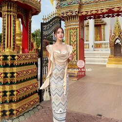 Maxi Dress พิมพ์ลายดีไซน์ตัดต่อผ้าแต่งระบาย หน้าอกเสริมฟองน้ำจัดทรงสวย ชายกระโปรงด้านหลังผ่า เนื้อผ้าดี๊ดีมีTexture งานมีซับใน สวมใส่แบบซิปด้านหลัง สอดแทรกดีเทลความสวยหวานและความเรียบหรูได้ลงตัวเป๊ะ งดงามอย่างกุลสตรีไทยค่า #Athenabrand #ป้ายAthena #เสื้อผ