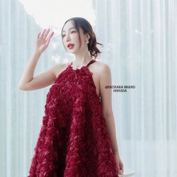 เดรสสั้นเว้าไหล่สีแดงไวน์ทรงปล่อย งานปักดอกกุหลาบ 3D หนาหลายร้อยดอกทั้งชุด แต่งสายริบบิ้นผูกโบว์ด้านหลัง สายปรับความยาวได้ ช่วงกระโปรงใช้ผ้าเยอะให้ความพองบานสวยมาก รุ่นนี้ใส่ชิลล์ถ่ายรูปสวยได้ทุกโอกาสเลยนะคะ #PACHARABRAND