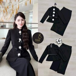 ชุด Set2ชิ้น เสื้อแขนยาวสีดำทั้งชุด คอจีน ดีเทลแต่งกระดุมเม็ดใหญ่ด้านหน้า และแต่งปกกระเป๋า มาพร้อมเข็มกลัดดอกไม้สีขาว และสายเข็มขัดหนังสีดำ (ช่วงไหล่เสริมฟองน้ำ)