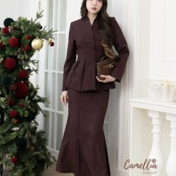 ชุดSet สีแดงที่สวยสง่า เป็นแดงที่สวยแพงมากคะ เสื้อแขนยาวเอวจีบเข้ารูป มาคู่กับกระโปรงเอวสูงทรงหางปลา เอวด้านหลังยืดได้เล็กน้อย