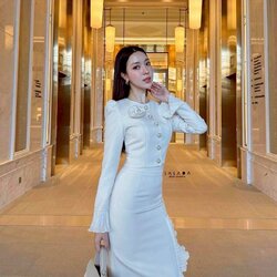 set 2 ชิ้นเสื้อสีขาวแขนยาวกระดุมหน้ากระดุมหน้า ปลายแขนแต่งระบาย ตัดเย็บอย่างดีมีซับใน + เข็ดกลัดดอกไม้ + กระโปรงยาวเนื้อผ้าเดียวกันแต่งระบายด้านหน้า สวยลัคชู ใส่ไปไหนก็รอดค่ะ