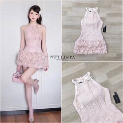 เดรสลูกไม้ชมพูพาสเทล คอผูกโบว์ดีไซน์ฮอลเตอร์ เพิ่มความละมุนกรุบ ตัวผ้าลูกไม้ทอลายหรู พร้อมซับในทั้งตัว ไม่โป๊แน่นอน กระโปรงระบาย 3 ชั้น พองน่ารัก ใส่แล้วพริ้วไม่ทื่อ 📌 เหมาะกับทุกโอกาส: ใส่ออกเดต ใส่เที่ยวคาเฟ่ ถ่ายรูปออกมาสวยหวานทุกมุม! ❤️