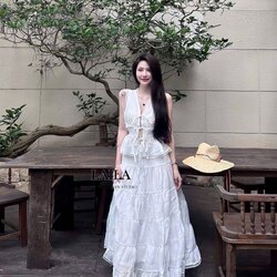 Detail: SET เสื้อ+กระโปรง เสื้อทรงแขนกุดงานแต่งตามขอบระบายลูกไม้ด้านหน้าแต่งผูกโบว์โชว์แซ่บแบบน่ารัก พร้อมแต่งจีบช่วงเอวนิดๆ มาพร้อมกระโปรงยาวสีขาวโทนเดียวกับเสื้อแต่งระบายๆทรงบาน พร้อมซับในอย่างดี เซ็ทพร้อมแมชกับถ่ายรูปเที่ยวทะเลค่า #byLaila #เสื้อแขนกุด