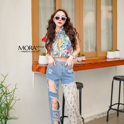 เซ็ต 2 ชิ้น เสื้อแขนกุดพิมลายดอกไม้หลากสี มาพร้อมกับกางเกงยีนสุดแนวแต่งขาด 1 ข้าว อีกข้างแต่งผ้าพิมลายดอกไม้