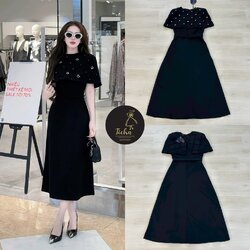 Ticha : Set 2 ชิ้น Maxi เดรสเดี่ยวสีดำ อกเสริมฟองน้ำ ซิปหลังช่อนอย่างดี อกเอวเข้ารูป ตัวกระโปรงบานออกเล็กน้อย มีชับใน เพิ่มความหรู ดูแพง ด้วยเสื้อคลุมไหล่ ดีเทลเดินตะเข็บนู้นๆออกมาเป็นตาราง แต่งเพชรและนุขสลับกัน มีกระดุมหลังมาพร้อมเข้มขัดผ้าสีเดียวกับชุด 