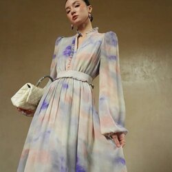 Dress เดรสตัวยาว คอวี แขนยาวพองทรงสวย มีเข็มขัดเพิ่มความกระชับ กระโปรงยาวพริ้วสวย พิมพ์ลาย ดอกไม้ เนื้อผ้าอย่างดี งานเกรดพรีเมี่ยม คัตติ้งสวย แนะนำเลย รับรองใส่ออกมาไม่ผิดหวัง บอกเลยห้ามพลาดเด็ดขาดงานดีงานสวยจริงต้อง Widelia @ Real