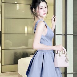 เดรสสั้นสีฟ้าเรียบหรู ลุคคุณหนูสวยคลีน 🕊️ ดีไซน์คอกว้าง แขนกุด เผยไหล่สวยอย่างมีคลาส พร้อมดีเทลเว้าหลังเบาๆ เพิ่มความเซ็กซี่แบบแพงๆ