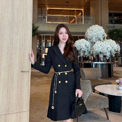 เดรสสูทกระดุมทองทรงหรู สไตล์มินิมอลคลาสสิกที่ออกแบบมาเพื่อเสริมความสง่างามทุกอิริยาบถ ตัวชุดเป็นทรง double-breasted เข้ารูปกำลังดี เน้นสัดส่วนช่วงเอวให้ดูเพรียว เรียบหรูแต่ทรงพลัง กระโปรงด้านล่างตัดต่อด้วย ดีเทลพลีท (Pleated Hem)