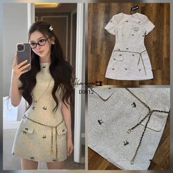 เดรสดีไซน์เรียบเก๋ซ่อนความน่ารักต้องยกให้รุ่นนี้ค่ะ มาพร้อม chain belt 1เส้น ใช้ผ้าอย่างดีในการตัดเย็บ บุซับ ทรงสวย ตัวผ้ามี texture ในตัว ปักลายโบว์สีดำ เล่นดีเทลแต่งฝากระเป๋าด้านหน้า ผ้าใส่สบายนะคะ คอมพลีทลุคครบจบในชุดเดียวค่ะ #showroombrand #งานป้ายsho