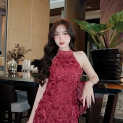 มินิเดรสแต่งดอกกุหลาบทั้งตัว ดีเทลเนื้อผ้าแบบ 3D ทำให้ชุดดูโดดเด่นมากขึ้น คอฮัลเตอร์ช่วยเสริมลุคให้ดูเพรียวและหรูขึ้นไปอีกขั้น ด้านหลังเปิดหลังสวย พร้อมโบว์ใหญ่สุดละมุนเป็นไฮไลต์ของชุด