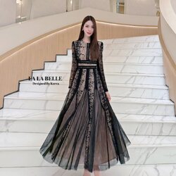 เดรสลูกไม้ปักแน่นๆทั้งชุดทรงคอกลมแขนยาวซีทูยกไหล่เอวตัดขอบเอวกระโปรงทรงเจ้าหญิงชายกระโปรงแต่งผ้าตาข่ายฟูๆตามจีบกระโปรงมีซับในสีเนื้อทั้งชุดทำให้ชุดดูหรู