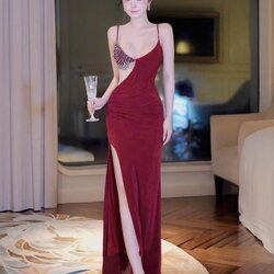 เดรสยาวแต่งเพชรที่หน้าอกและสายชุด สายสามารถปรับได้ ทรงสวยมาก แต่งเป็นซีทรู สวยลงตัว หรูหรามาก ชายกระโปรงผ่าขึ้นมา1ข้าง ชุดมีซับในอย่างดี หน้าอกมีฟองน้ำ มีซิบด้านข้าง ใส่ ออกงาน ดินเนอร์ งานแต่ง ปาตี้กับเพื่อน