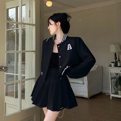 เซ็ตเสื้อแจ็กเก็ตแต่งขอบยางดำ ปักล่ยอักษร มาคู่กับกระโปรงพลีตสีขาวตัวสั้น ดีเท็ลรุ่นนี้ใส่สวย น่ารักมากๆค่าสาวๆ ห้ามพลาดเลยค่า