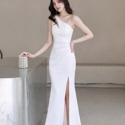 เดรสไหล่เดียวสีขาวตัวยาวผ่าหน้าใส่vacayถ่ายรูปกับแก๊งค์เพื่อนๆไม่มีผิดหวังเลยค่า ห้ามพลาดเลยน้าตัวนี้