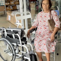 ขอขอบคุณคุณยาย แวะมาซื้อรถเข็นผู้ป่วยค่ะ