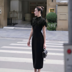 Set 2 ชิ้นสุดหรู เสื้อคลุม+เดรส เสื้อคลุมสีดำดีเทลกลีบดอกไม้เรียงซ้อน เพิ่มมิติและความหวานอย่างมีระดับ แมตช์กับเดรสดำเข้ารูปทรงเรียบหรู เผยลุคผู้หญิงมีคลาส ดูแพงและสง่างามทุกองศา