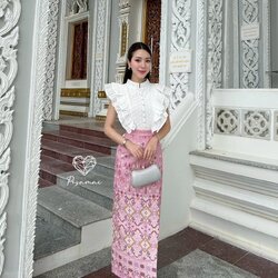 เซ็ตเสื้อแขนสั้นสีขาวตรงตั้งแต่งลูกไม้ฉลุชุดไทย มาคู่กับกระโปรงผ้าถุงสีครีมลายนก เรียบ หรู ดูแพง ใส่vacayถ่ายรูปกับแก๊งค์เพื่อนๆไม่มีผิดหวังเลยค่า ห้ามพลาดเลยน้าตัวนี้