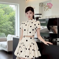 Set เสื้อกับกระโปรงสั้นทรงบอลลูน ตัวเสื้อทรงเชิ้ต แขนสั้น ติดกระดุมหน้า เนื้อผ้าลายจุด ผ้าดี มีน้ำหนัก ไม่บาง ตัวกระโปรงสั้น เอวสูง ซิปหลัง รุ่นนี้งานสวย ทรงเป๊ะ คัทติ้งเนี้ยบมากๆค่ะ รับรองใส่ออกมาไม่ผิดหวังการันตีให้เลย บอกเลยห้ามพลาดเด็ดขาดงานดีงานสวยจร