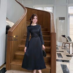 ชุดเดรสยาวสีดำแขนยาว มีเข็มขัด สามารถถอดออกได้ มีโบติดผมเข้าชุด ทรงสวยมาก สวยหรูดูแพง หน้าอกมีฟองน้ำ ชุดมีซับในอย่างดี ชุดมีซิบด้านหลัง