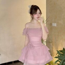 Set เดรสสั้น ปาดไหล่ แต่งระบายชั้นรอบไหล่ แต่งปักอะไหล่ดอกไม้ด้านหน้า เอวเข้ารูป ช่วงกระโปรงแต่งระบายชั้น แต่งดอกไม้ด้านข้าง มีซับกางเกงขาสั้นด้านใน ไม่ต้องกลัวโป๊เลยค่ะ เนื้อผ้าใส่สบายเป็นทรงสวย