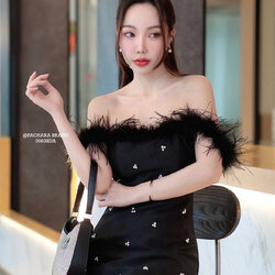 เดรสสั้นเกาะอกสีดำ ช่วงอกแต่งขนนกแท้คล้องแขน ช่วงเอวเข้ารูป เนื้อผ้าหนาทอลายนูนสวย แต่งไข่มุกปักเพชรน่ารักมาก งานซิปด้านหลัง มีซับในอัดกาวอย่างดี รุ่นนี้ใส่ชิลล์ถ่ายรูปสวยได้ทุกโอกาสเลยนะคะ #PACHARABRAND