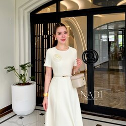 เดรสคอกลมแขนสั้นสีดำสวยคลาสสิคมาก ดีไซน์ทรงกระโปรงบาน มีซับในงานซิปหลัง เนื้อผ้ามีน้ำหนักทิ้งตัว มาพร้อมเข็มขัดปรับขนาดได้ตามไซซ์และเข็มกลัดดอกไม้สีดำ ใส่แมทช์กันลงตัวมากๆค่ะ จัดเป็นเดรสรุ่นฮอตตลอดกาล งานเกรดพรีเมี่ยม คุ้มสุดๆ ห้ามพลาดค่า #งานป้ายnabi #ชุ