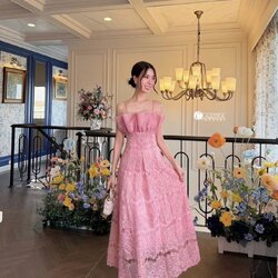 เดรสสายเดี่ยว กระโปรงยาว จับจีบช่วงอกด้วยผ้าออแกนดิประดับมุกเป็นทรง ช่วงกระโปรงเป็นผ้าลูกไม้ทั้งตัว เดรสมีซิปหลังพร้อมซับในอย่างดีทั้งตัว ชุดนี้งานจริงสวย ดีไซน์เรียบหรู ใส่ออกงานไม่มีซ้ำใครและโดดเด่นรับประกันได้ไปไม่ผิดหวังแน่นอนคะ