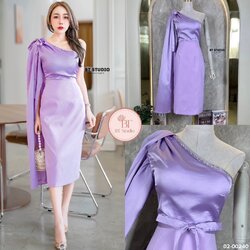 เดรสคลุมเข่าไหล่เดียวแต่งสไบปิดต้นแขนข้างนึง ด้านหน้าอกแต่งแทบเพชร ช่วงอกเสริมฟองน้ำ ผ่าหลังมาพร้อมสายสามารถผูกโบที่เอว หรือช่วงไหล่ได้ งานสวยเนื้อผ้าดี คัตติ๊งเป๊ะจ้าาา