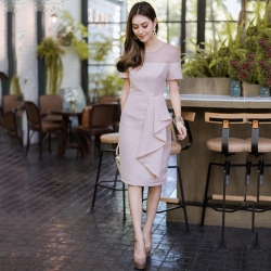 ชุดเดรสสั้นสีฟ้า ทรงเข้ารูป ผ้าอัดลาย ช่วงไหล่ซีทรู แขนสั้น เอวแต่งจีบ เรียบๆ สวยสง่า ใส่ได้ทั้งออกงานแต่งเช้า ออกงานกลางคืน