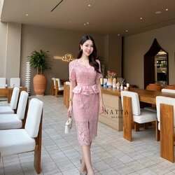 ชุดเดรสลูกไม้สีชมพู แต่งดีเทลผ้าระบายช่วงเอวมีความหวานมากขึ้น แต่งกระดุมหลอกด้ายหน้า ซิปซ้อนด้านหลัง มีผ้าซับในอย่างดีผ้าไม่บางค่ะ แหวกด้านหน้านิดหน่อย งานสวยมากกกก