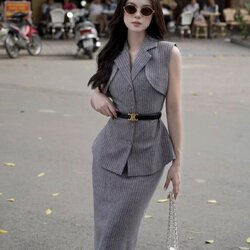 เซ็ตเสื้อแขนกุดผ้าสูทเนื้อดีลายทางสีเทา มาคู่กับกระโปรงทรงสอบตัวยาว พร้อมเข็มขัดอะไหล่ทองเข้าเซ็ต ดีไซน์สวย หรู old money ดูแกรมมากๆค่า