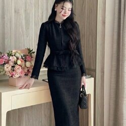 Set 2 ชิ้น เนื้อผ้าทวิตสีดำผสมดิ้นเงิน ตัวเสื้อทรงพอดีตัวแขนยาวคอชิดแต่งระบายกุ๊นลูกไม้สีดำเล็กๆที่ขอบชุด ตัวเสื้อเป็นซิปรูดด้านหน้า (อกเย็บเสริมฟองน้ำ และมีเสริมไหล่) มีสายขาดเอวเข็มขัดเป็นริบบิ้นโบว์มีกระดุมแป๊กติดด้านหลังเด่นสวย