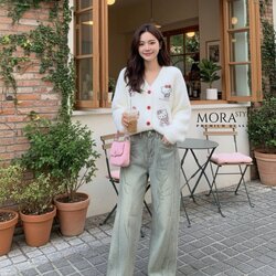 เซ็ต 2 ชิ้น เสื้อไหมพรมแขนยาวแต่งลายน้องคิตตี้น่ารัก กระดุมด้านหน้าใช้งานได้จริง มาพร้อมกับกางเกงยีนส์เอวสูงขากระบอก แต่งเปื้อน เย็บแต่งนูนๆๆ แต่งดีเทลกระเป๋าตรงปลายขา ใส่แมทช์น่ารักมากค่ะ
