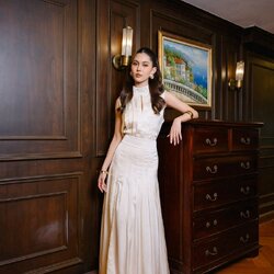 ชุดเซต 2ชิ้น ให้ลุคสวยแบบ effortless เสื้อคอตั้งเย็บจีบ แมทเข้าชุดกระกระโปรง ดีเทลผ่า ตัดเย็บด้วยเนื้อผ้าซิลล์เล่นแสง